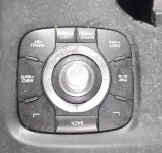 Multimedija i džojstik Megane 3 – komplet sa plastikama