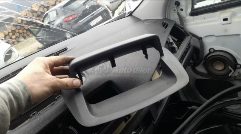 Multimedija i džojstik Megane 3 – komplet sa plastikama