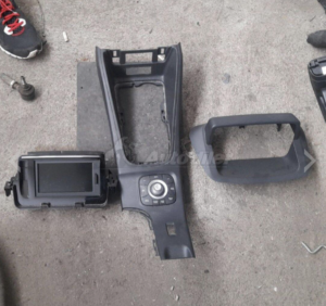 Multimedija i džojstik Megane 3 – komplet plastikama