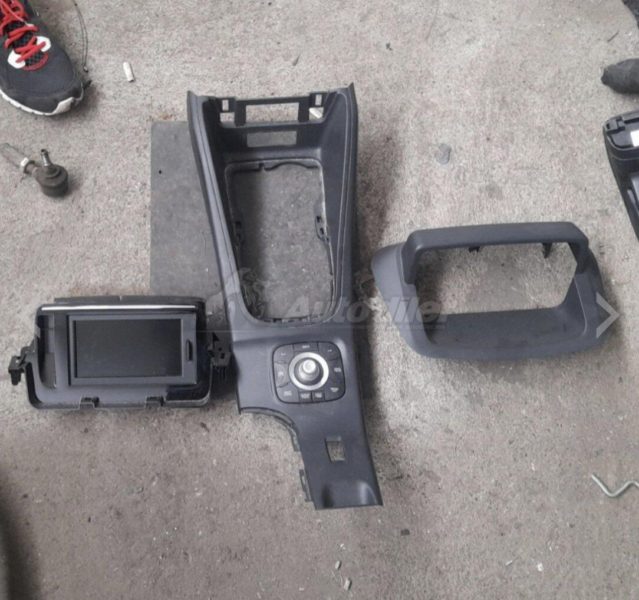 Multimedija i džojstik Megane 3 – komplet sa plastikama